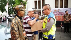 Menguatkan Ikatan dengan Masyarakat, Polri Salurkan 450 Bansos bagi Komunitas Seni hingga PKL Kota Tua Menguatkan Ikatan dengan Masyarakat, Polri Salurkan 450 Bansos bagi Komunitas Seni hingga PKL Kota Tua
