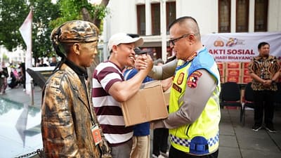 Menguatkan Ikatan dengan Masyarakat, Polri Salurkan 450 Bansos bagi Komunitas Seni hingga PKL Kota Tua Menguatkan Ikatan dengan Masyarakat, Polri Salurkan 450 Bansos bagi Komunitas Seni hingga PKL Kota Tua